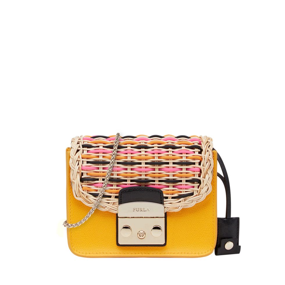 <p>L'ultimo must have, in versione passepartout, è la  Furla Metropolis Midollino, neodeclinazione della tracollina simbolo del brand. Una it-bag capace di sfilare con tutto. Giallo limone, con battente dai colori netti e vibranti come il fucsia e l'arancio, si addice perfettamente alla destinazione carioca prescelta.</p>