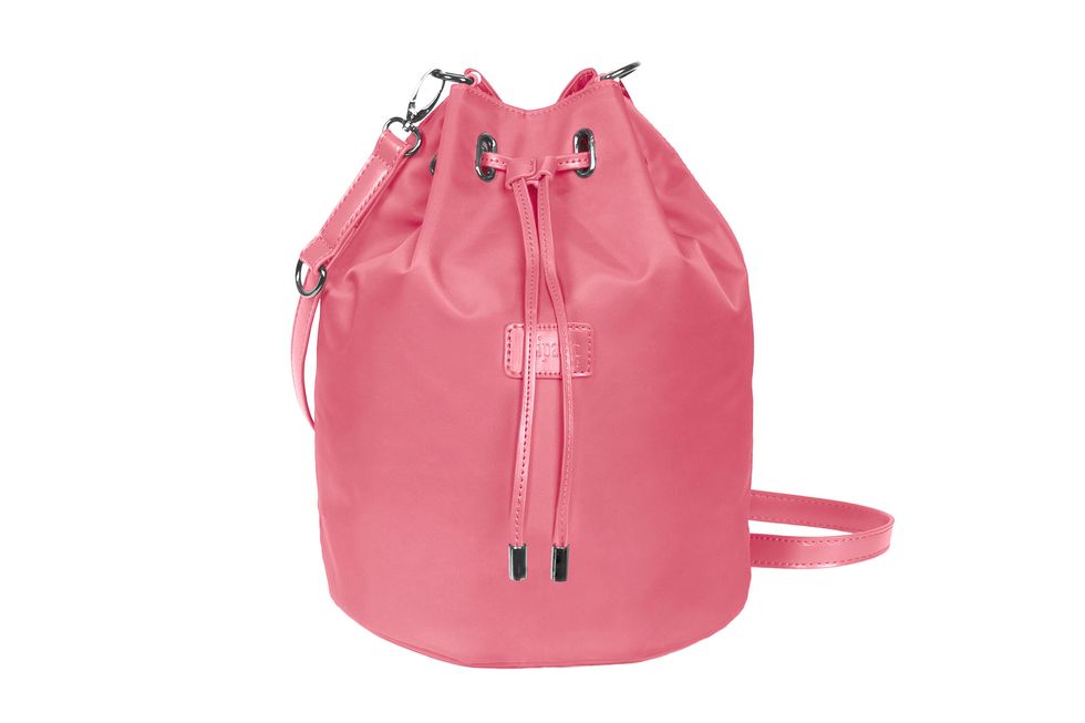 <p>In spiaggia, ma non solo, la Bucket Bag firmata Lipault. Un must have dell'estate 2016 dal colore inedito, un Antique Pink che richiama gli anni '70.</p>