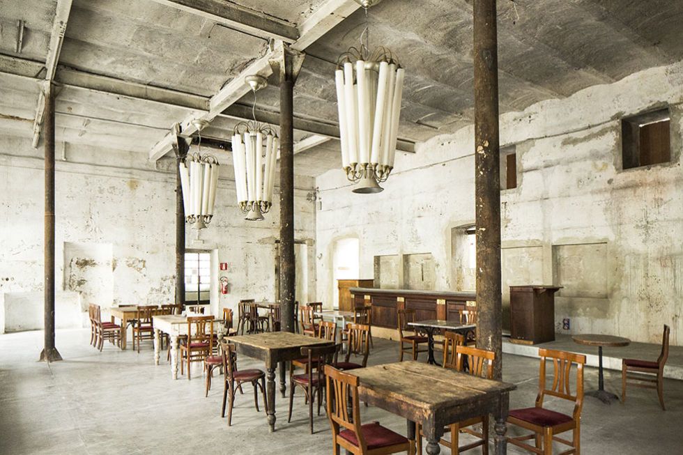 <p>Milano Bovisa, periferia nord-ovest: l'interno delle ex Cristallerie Livellara, capolavoro art déco del 1935, ora locale dove si balla swing (anche all'aperto) e ristorante con un nuovo nome: Spirit de Milan.</p>