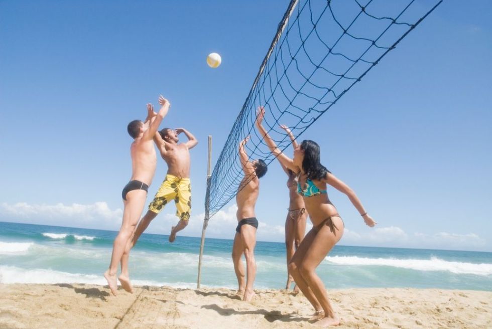 <p>Grazie alla sabbia, spiega la dottoressa Di Stefano, il beach volley è davvero molto utile per migliorare la tonicità muscolare, che raddoppia persino. Rispetto ad una classica partita a pallavolo sul campo - per così dire, regolamentare - infatti giocare in spiaggia o su un campo attrezzato è sì più difficile, ma in mezz'ora si consumano più di 500 calorie.</p>
