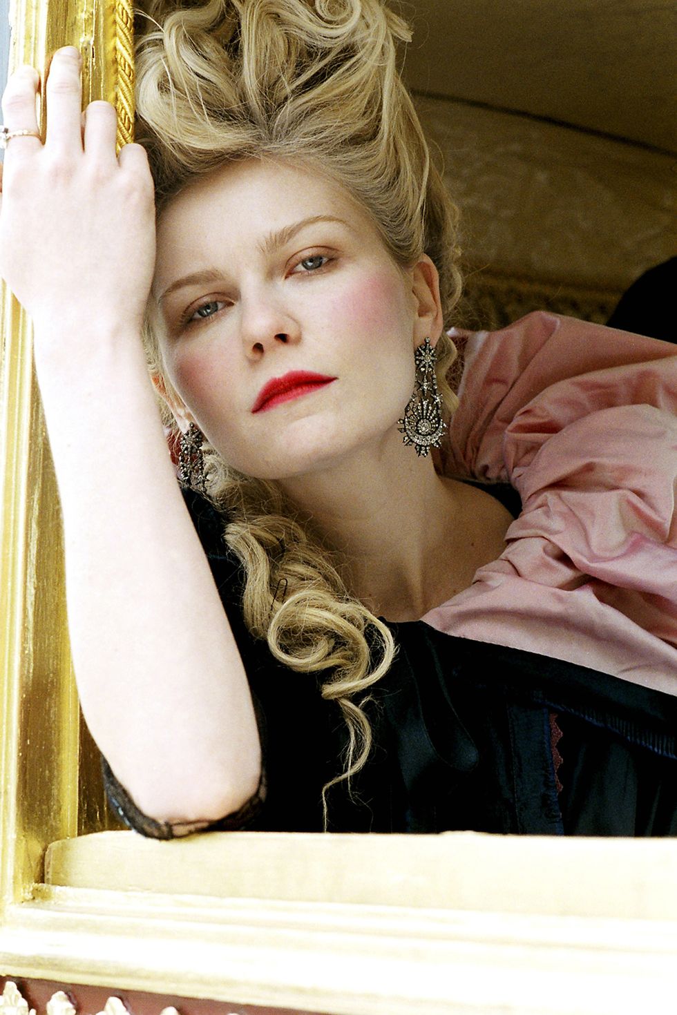 <p>Kirsten Dunst interpreta l'amore della Regina di Francia per il lusso, il trucco e le acconciature nella rivisitazione moderna di Sofia Coppola.</p>