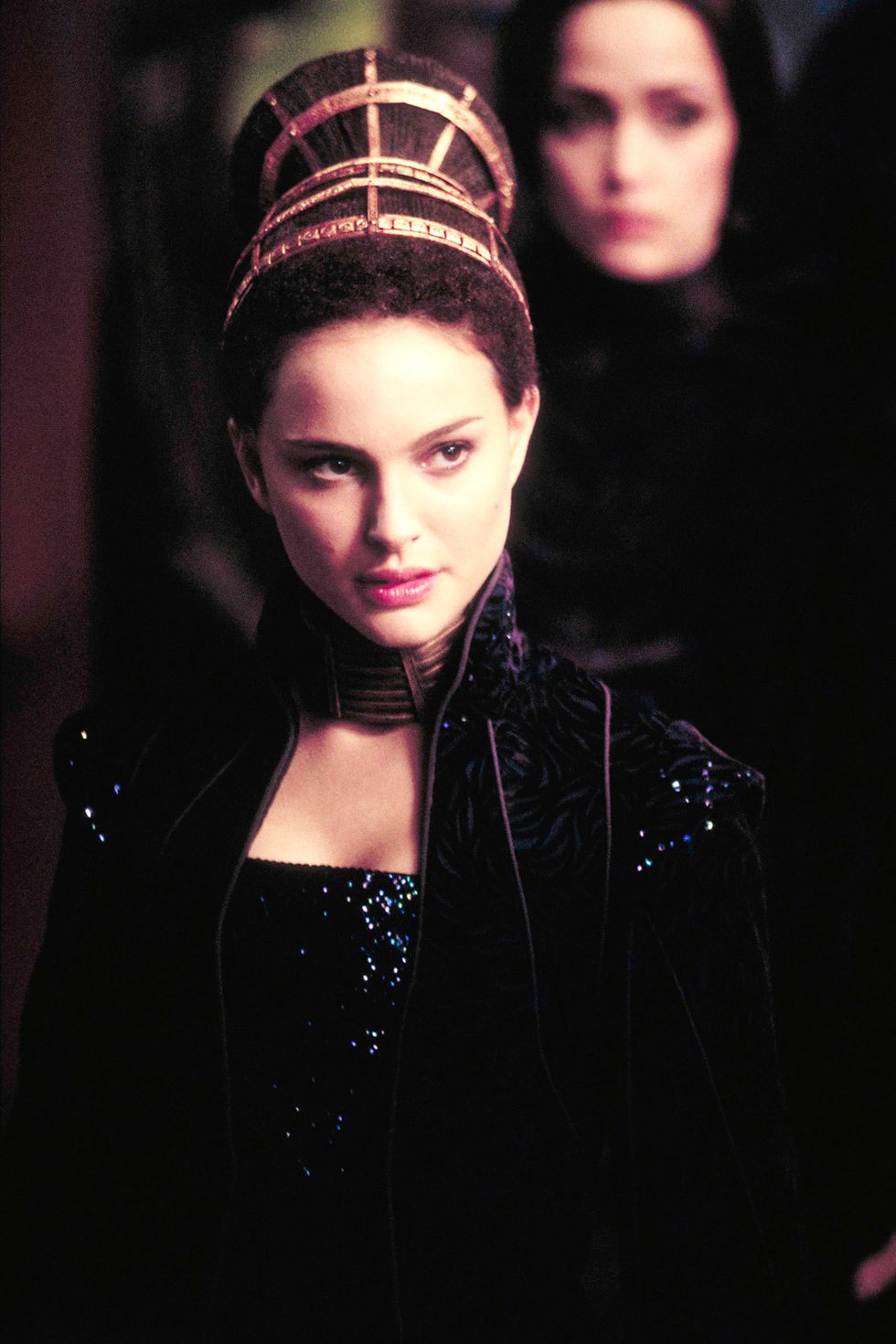 <p>La giovane regina di <em>Star Wars</em>, interpretata da Natalie Portman, ben conosce il potere di un elaborato guardaroba e delle acconciature appariscenti.</p>