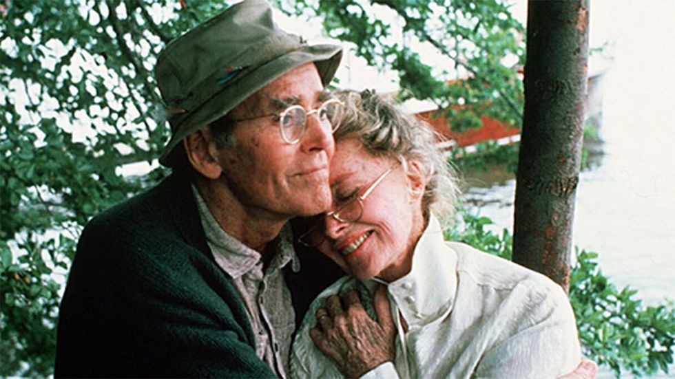 <p>Un uomo anziano (Henry Fonda) stringe un forte legame con il figliastro di sua figlia durante le vacanze estive nella casa di famiglia lì, sul lago dorato.</p>