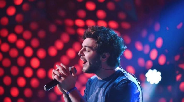 <p>Il cantautore che ha vinto l'edizione 2014 di X Factor canta il bel singolo estivo <em>Luce che entra. </em></p>