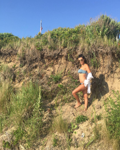 <p><strong>Kourtney Kardashian</strong> continua le sue vacanze sulla spiaggia posando sulla sabbia, naturalmente. </p>