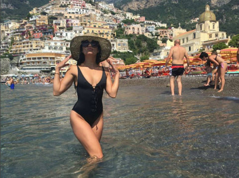 <p><strong>Vanessa Hudgens</strong> ha condiviso una serie di scatti dalla sua vacanza a Positano sul suo profilo <strong>Instagram</strong>. </p>