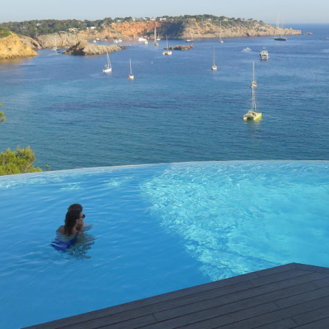 <p>La designer ha condiviso su <a href="https://www.instagram.com/p/BHu6CcPD3-b/" target="_blank">Instagram</a> uno scatto delle proprie vacanze a Ibiza.</p>
