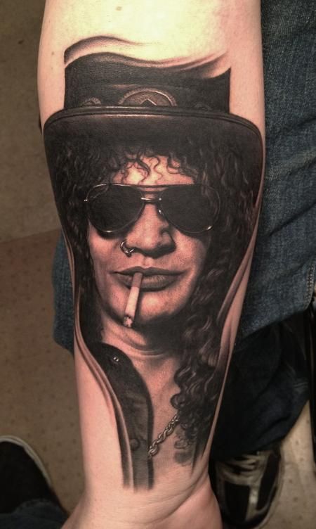 <p>Oh mamma c'è Slash (il chitarrista dei Guns N'Roses) che ti spunta dal braccio...incredibile questo tatuaggio vero? E' un'opera di Bob Tyrrell, <a href="http://www.elle.com/it/idee/trend/news/g894/5-cose-da-sapere-prima-di-fare-un-tatuaggio/">tatuatore</a> che lavora tra Detroit e Los Angeles, ma anche in giro per il globo. E' specializzato in lavori in bianco e nero, e i risultati sono incredibilmente realistici. Tra i suoi clienti più famosi c'è anche Kid Rock.</p>