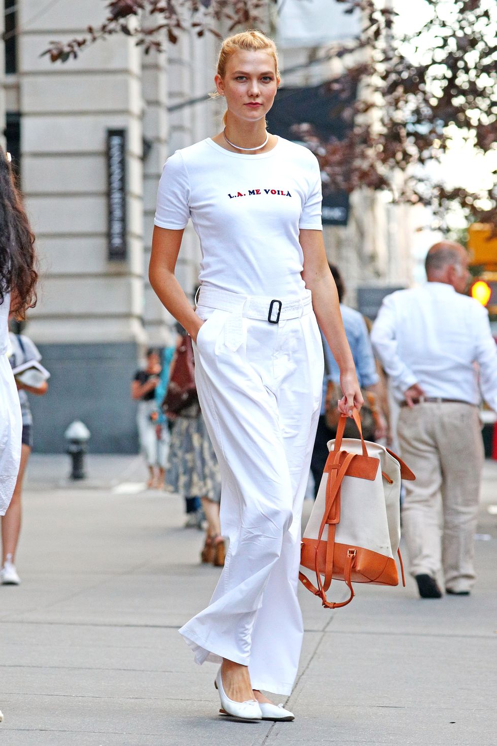 <p><strong>Dove:</strong> per le vie di New York </p><p><strong>Perchè:</strong> <a href="http://www.elle.com/it/benessere/fitness/consigli/g1099/karlie-kloss-fitness-routine-foto-adidas-stella-mccartney/">Karlie Kloss</a> ripropone il colore dell'estate in maniera easy indossando un elegante gonna lunga con una t-shirt con le scritte, total white.</p>