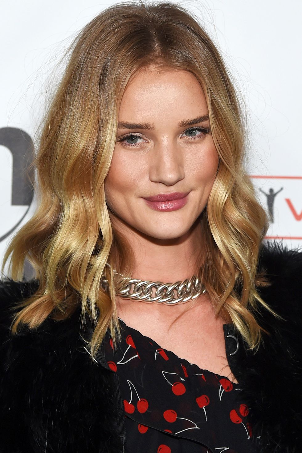 <p>Huntington-Whiteley's face-framing highlights only further brighten her supermodel glow.</p>