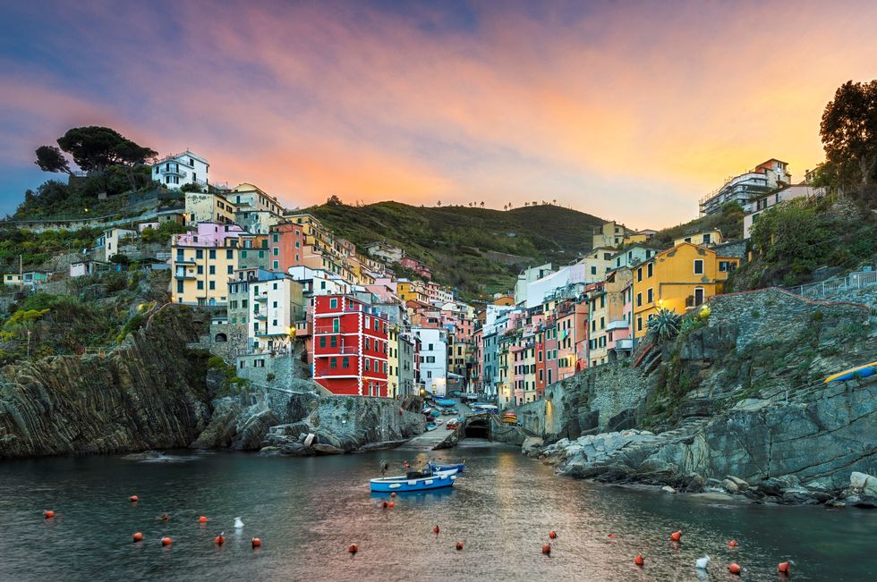 <p>Non potevano mancare i cinque borghi storici delle Cinque Terre, in <a href="http://www.elle.com/it/search/liguria">Liguria</a>, con i loro affascinanti edifici incastonati tra le scogliere a picco sul mare e la natura: da Monterosso a Riomaggiore, da Corniglia, che si trova in cima ad una rampa di scale, a Vernazza, fino a Manarola, coi suoi vini pregiati.</p>