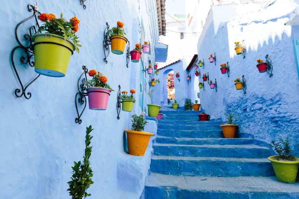 <p>Chefchaouen, che sorge nel Marocco nord-occidentale, è una città da <em>Mille e una notte</em>: è tutta blu cobalto, e sono mille le sfumature che animano i muri dei suoi edifici, rendendola così vivace e incantevole. Lasciati conquistare dai piccoli caffè e dalle numerose botteghe di artigianato locale, un luogo in cui lasciar scorrere il tempo il più lentamente possibile.<br></p>