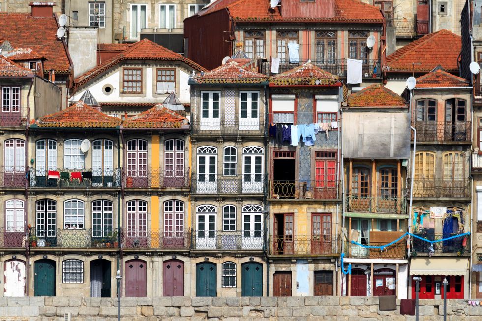 <p>L'incantevole Portogallo offre una destinazione ideale se sei un'amante del vino: si tratta di Porto, dove tra un tour di una cantina e una passeggiata lungo il ponte ad arco Dom Luis I potrai ammirare le ricche tinte oro e rosse della libreria Livraria Lello & Irmão, e goderti una crociera lungo il Douro da cui apprezzare gli scorci più belli della città.</p>