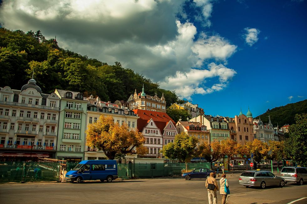 <p>L'architettura che caratterizza Karlovy Vary, città termale della Repubblica Ceca, rimanda a scenari da favola tra passerelle pittoresche e colonnati. Karlovy Vary, risalente al quattordicesimo secolo, è sede, oltre che di numerose <a href="http://www.elle.com/it/bellezza/viso-e-corpo/a1141/spa-vacanze-centri-benessere/">spa</a>, anche del Karlovy Vary International Film Festival, che ogni anno attira migliaia di appassionati di cinema.</p>