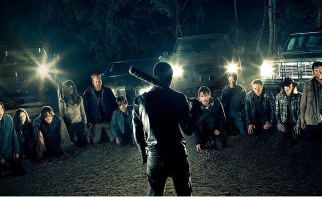 <p>I fan della saga horror sull'epidemia zombie non vedevano l'ora che uscisse il <a href="https://www.youtube.com/watch?v=wGm2zwg_-NY" target="_blank">trailer</a> della settima stagione e puntuali i ragazzi dell'emittente Amc lo hanno mostrato durante il Comic Con di San Diego, dove hanno anche annunciato che la settima stagione ripartirà negli Usa il 24 ottobre su <strong>Fox </strong>ed è possibile, ma da confermare, che come già successo gli scorsi anni inizia anche da noi in contemporanea. Una cosa è certa:  qui l'hype è altissimo, visto il finale con cui si è chiusa la sesta stagione, tra i più scioccanti della storia delle serie tv, con il nuovo, super malvagio Negan pronto a massacrare con la sua mazza Lucille uno, ma non sappiamo quale, degli eroi della saga. </p>