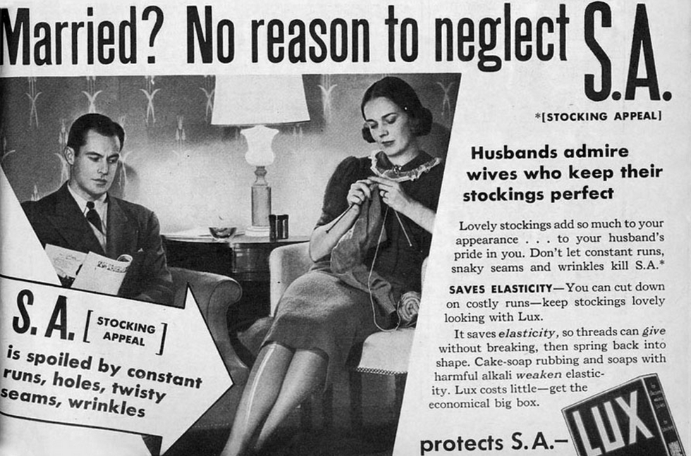 <p>Negli anni '50 ci si aspettava che le donne si preoccupassero molto di mutandine, calze, reggicalze e cinture. Ma, soprattutto, dovevano essere molto accorte a non portare delle calze smagliate, perché questo avrebbe rappresentato un passo falso agli occhi di un uomo.</p>