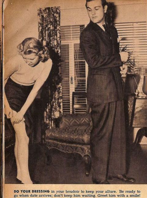 <p>Una guida pubblicata su una rivista del 1938 offre alcuni consigli alle donne in vista di un appuntamento galante: «Vestitevi nel boudoir per mantenere il vostro fascino. Siate pronte in orario; non fatelo aspettare. Salutatelo con un sorriso!»</p>