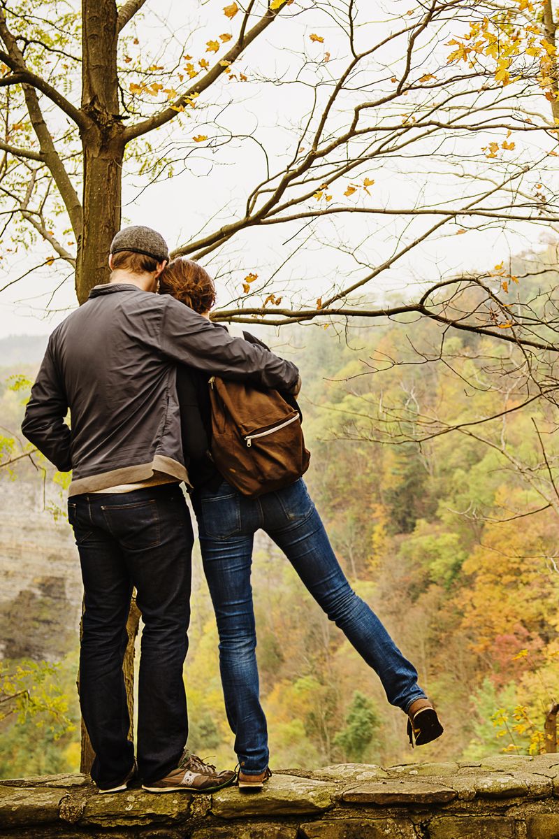 couple overlooking the canyon surrounding the Genesee river in Letchworth State Park in the fall. A New York state park located 35 miles southwest of Rochester and 60 miles southeast of Buffalo in Livingston and Wyoming counties. The park is roughly 17 miles long, covering 14,350 acres of land along the Genesee River, New York State, United States, North America.