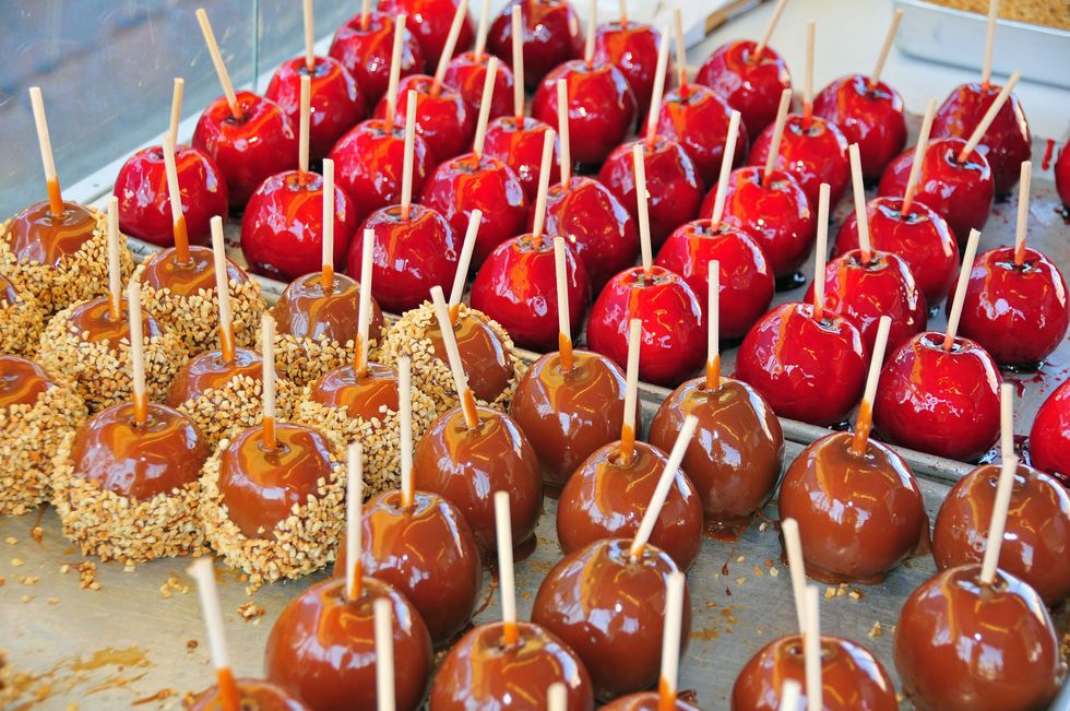 <p>Le mele caramellate sono un classico americano, potete provare a farle: ci sono molti modi per decorarle, sbizzarritevi con la fantasia.</p>