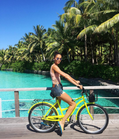 <p>La top model in bicicletta per le sue vacanze a Bora Bora. </p><p>via <a href="https://www.instagram.com/p/BIoJiZnhUpY/?taken-by=joansmalls" target="_blank">@joansmalls</a></p>