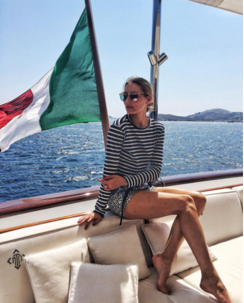 <p>Perfetto stile marinaresco per Olivia Palermo sulle coste dell'Italia. La fashion icon indossa una t-shirt a righe e occhiali da sole. </p><p>via <a href="https://www.instagram.com/p/BIzuWwqhCo2/?taken-by=oliviapalermo" target="_blank">@oliviapalermo</a></p>