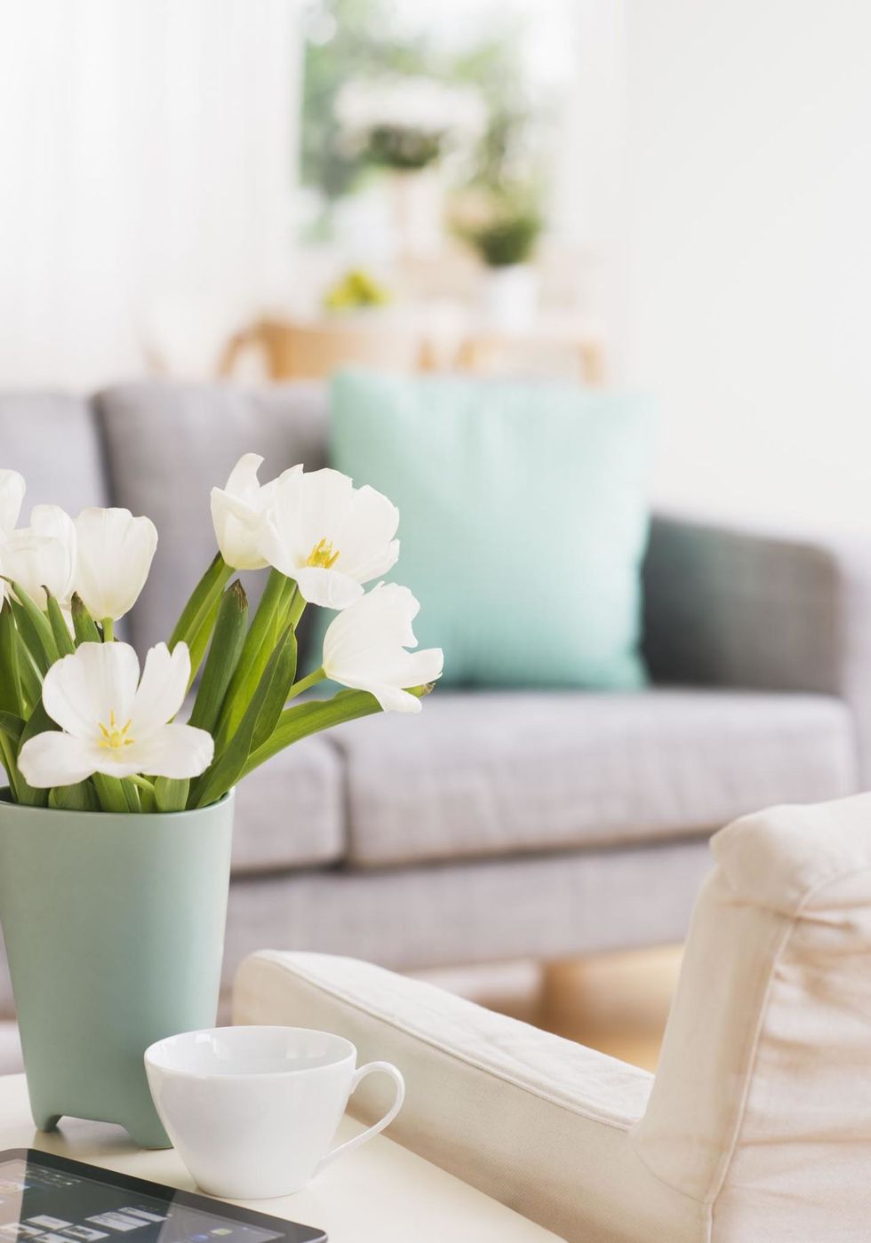 <p>Small accents can say a lot, which is why CeCe Barfield Thompson of <a href="http://www.cecebarfieldinc.com/" target="_blank">CeCe Barfield Inc</a> always takes note. "Little touches help a space feel like a home," she says, like flowers by the door, an organized-but-used entry way and a easily accessible bar, of course.</p>