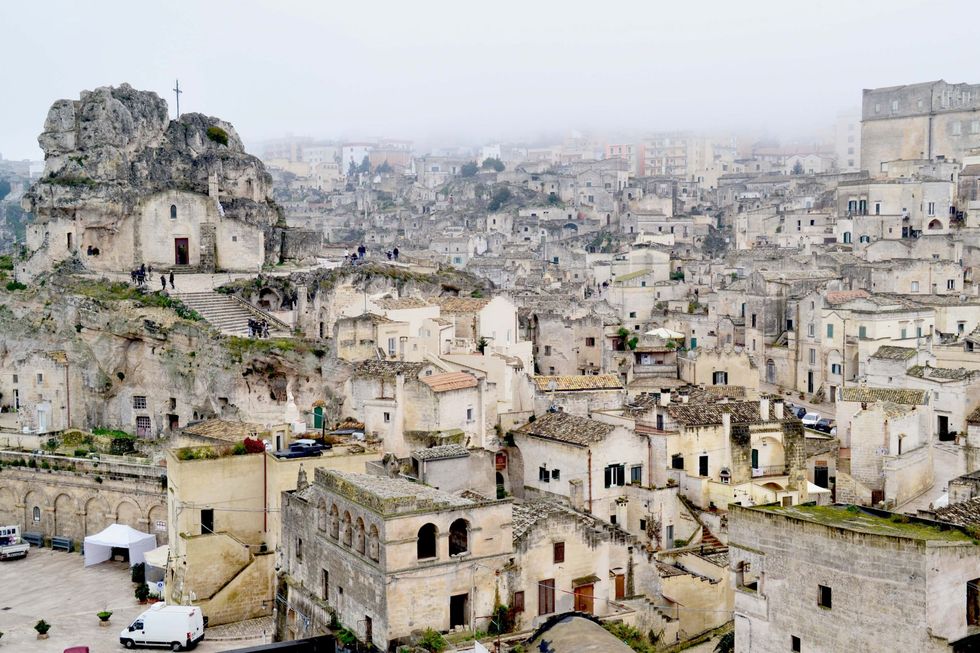 <p>Matera è conosciuta anche come città dei Sassi (con la S maiuscola mi raccomando, e poi si capirà il perchè), dal 1993 Patrimonio dell'Umanità dall'Unesco. Ma per il 51% degli italiani intervistati i Sassi - insediamenti urbani ricavati nelle rocce e utilizzati nel corso dei secoli dalla popolazione della città lucana - sarebbero soltanto delle conformazioni rocciose particolari.</p>