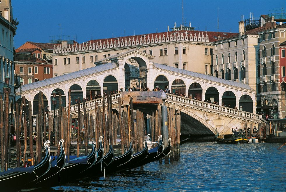 <p>Si classifica invece al secondo posto il Ponte di Rialto: incredibilmente il 56% degli italiani intervistati non ne ha mai sentito parlare. Fanno compagnia a questo celebre ponte anche quello dell'Accademia, degli Scalzi e della Costituzione che attraversano - ve lo sveliamo - il Canal Grande di Venezia.</p>