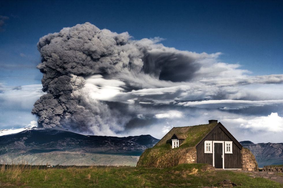 <p>Alla cascata di<strong> Skogafoss</strong>, salgo con sensazioni di vertigine la scalinata di 700 gradini fiancheggiante il salto di 60 metri, le sue acque a cui si attribuiscono poteri magici arrivano dal vulcano ghiacciato <strong>Eyjafjallajökull</strong>, (nella foto) diventato famoso per l'eruzione del 2010 che provocò la chiusura degli spazi aerei di mezza Europa. </p>