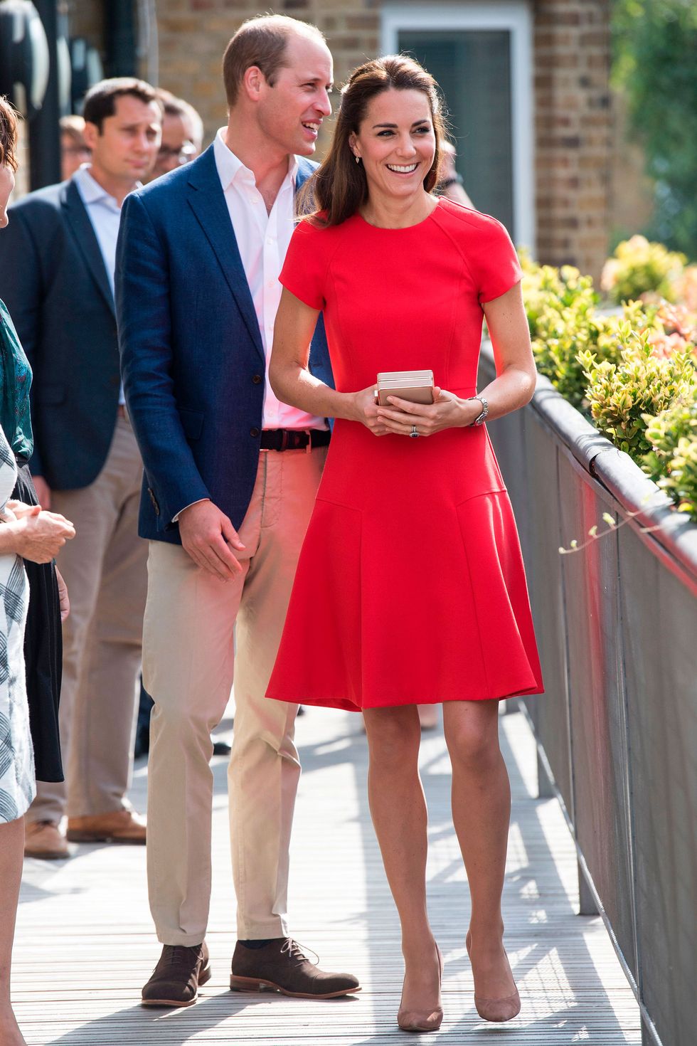 <p>La <a href="http://www.elle.com/it/moda/abbigliamento/news/a1331/kate-middleton-t-shirt-duchessa-di-cambridge/">duchessa di Cambridge</a> ha indossato un semplice vestito rosso di <strong>L.K. Bennett</strong> per visitare il centro YoungMinds di Londra insieme al marito William.</p>
