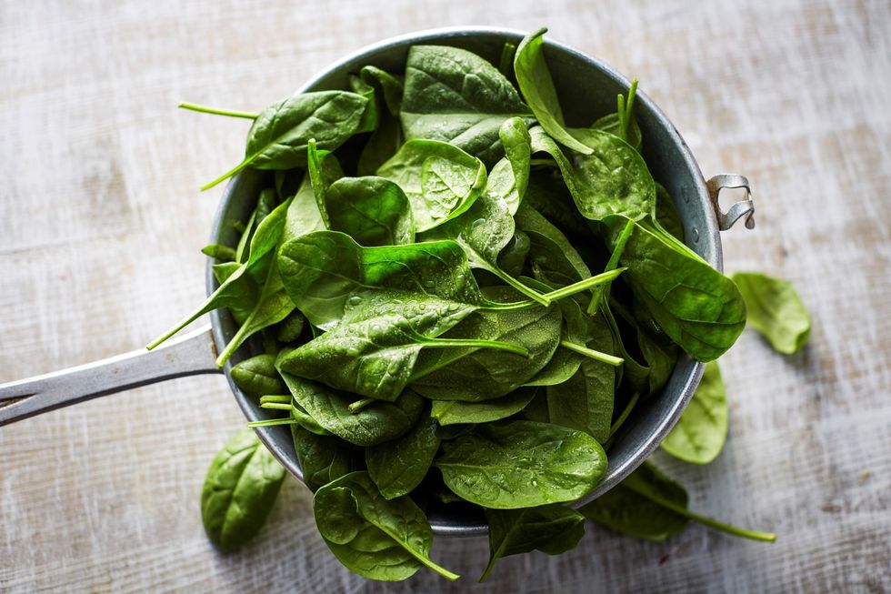 <p>Per portare in tavola l'allegria non dimenticarti di portare a tavola gli spinaci - lessi, in insalata oppure all'interno di torte salate e frittate -, insieme ad altre verdure a foglia verde, grazie al loro alto apporto di vitamine e sali minerali che insieme all'acido folico contribuiscono a rafforzare il sistema immunitario, favoriscono la produzione di globuli rossi e aiutano a combattere gli stati depressivi.</p>