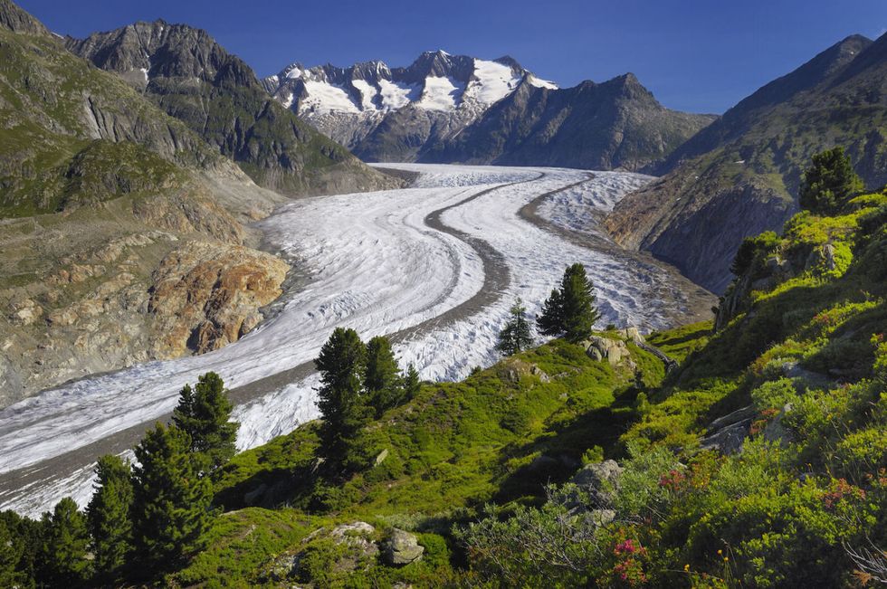 <p>Per esempio la <strong>Via svizzera</strong>, che parte da<strong> Brunnen</strong> (lago di <strong>Lucerna</strong>), è percorribile in tre tappe, con l'ausilio di una App che fornisce anche informazioni utili sulla praticabilità. Invece, ci vuole sangue freddo per attraversare, ben assicurati e con un tour guidato, il <strong>ghiacciaio dell'Aletsch</strong>, nel <strong>Vallese</strong> (nella foto). Ma lo si può raggiungere comodamente anche lungo il <strong>Sentiero del ghiacciaio</strong> che muove verso il <strong>Lago Märjele</strong>n, la cui partenza non è lontana dalla stazione a monte del <strong>Bettmerhorn</strong>. </p>