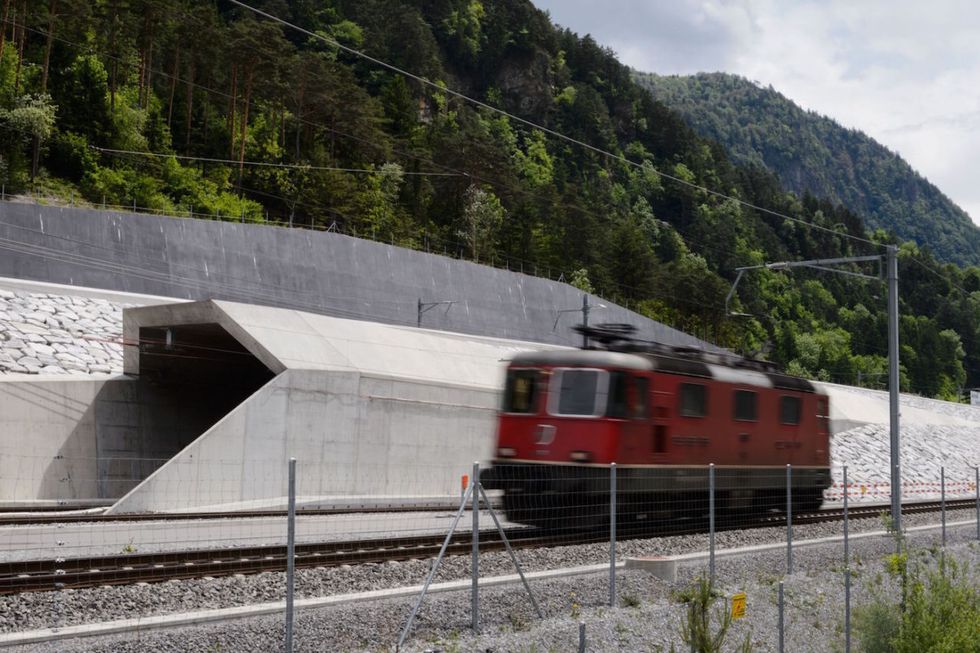 <p>Anche per chi preferisce viaggiare in treno, le possibilità di scelta sono molte. Per esempio, si può prenotare uno degli esclusivi viaggi in anteprima nel tunnel ferroviario più lungo del mondo (57 km), la galleria di base del <strong>San Gottardo</strong>, appena consegnata alle Ferrovie federali svizzere dopo 17 anni di lavori, che aprirà ufficialmente al traffico il prossimo 11 dicembre. A bordo del treno speciale <strong>Gottardino</strong>, si entra nelle viscere delle Alpi con la possibilità, unica, di fare tappa all'interno del tunnel per una visita guidata a quella che è l'opera del secolo (i biglietti sono limitati, per informazioni e acquisti: <em>SwissTravelSystem.com/puntivendita</em>).</p>