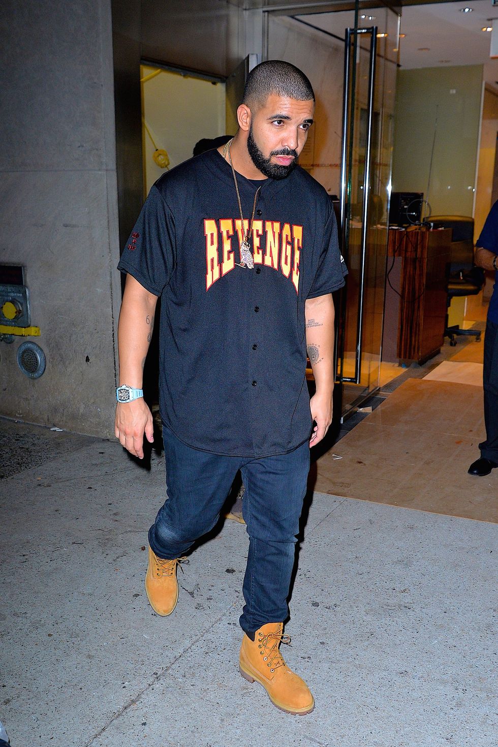 <p>Drake proves he has no shortage of self esteem, rocking his own tour merch,</p>