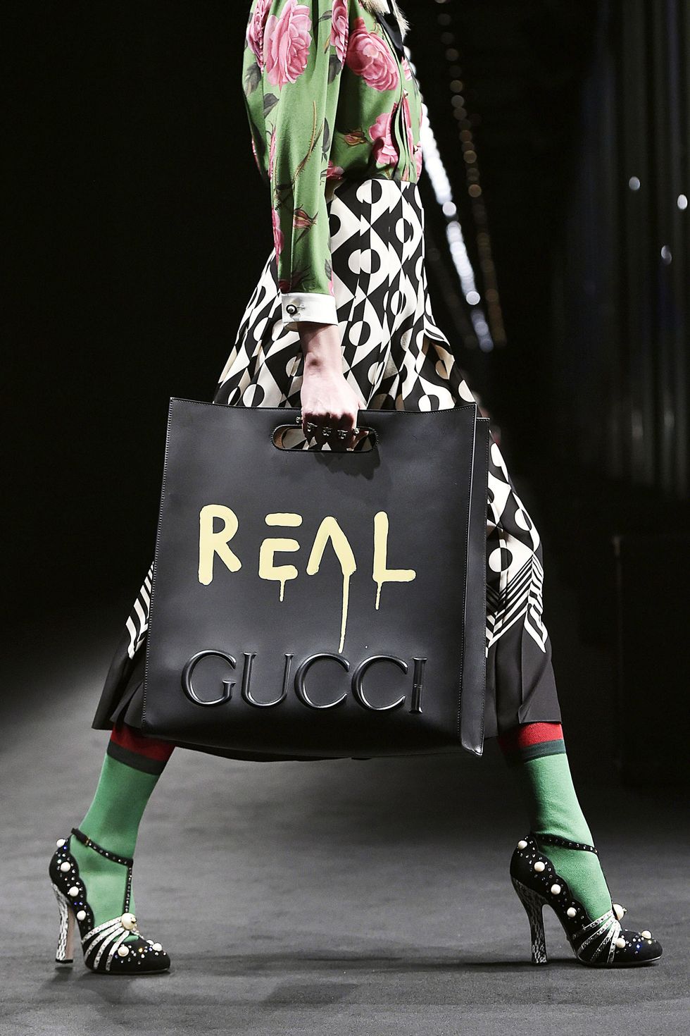 <p>La collaborazione di <a href="http://www.elle.com/it/moda/scarpe/a1344/gucci-snapchat-video-arte/">Gucci</a> con l'artista GucchiGhost fonde l'atmosfera streetwear del momento con il brand, per creare la borsa must have della stagione.</p>
