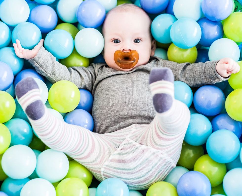 Bambini piccoli e borsa della mamma per il cambio: cosa non dimenticare