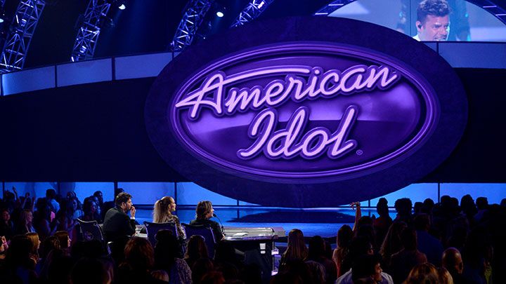 <p><strong>Rai 2</strong> ha cancellato <em><strong>The Voice</strong></em> dopo ben quattro anni: ma niente paura, il secondo canale della tv pubblica non rimarrà a corto di talent. Indiscrezioni vorrebbero ai blocchi di partenza la versione italiana di <strong><em>Idol</em>, </strong>celebre show americano dedicato alla musica (avete presente American Idol?): <em>Italian Idol</em>, prodotto da FremantleMedia Italia che già firma <em>X Factor</em>, dovrebbe iniziare nel 2017. </p>