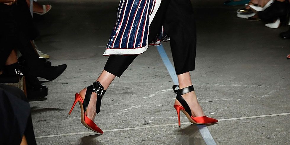 <p>Monse ha collaborato con la designer di calzature parigina Mariela Montiel per le scarpe per la primavera 2017 che vanno dagli stivali piatti con la punta alle décolletésu ispirazione anni '80. Il nostro modello preferito? Le pumps rosso fuoco con un nastro di pelle che si intreccia alla caviglia.<span class="redactor-invisible-space"></span></p>