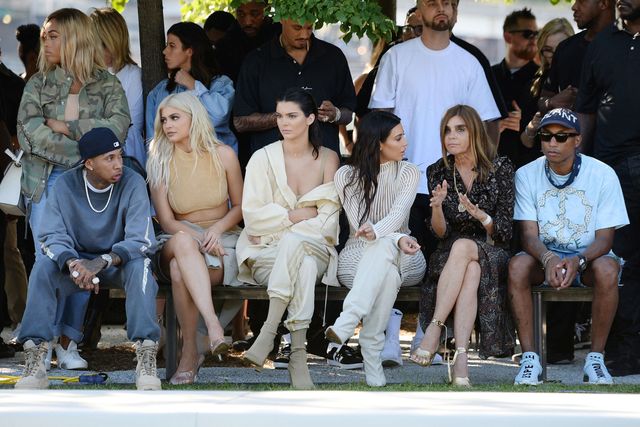 Il rapper prestato alla moda, marito di Kim Kardashian, apre la settimana della moda di New York con una sfilata disastrosa tra polemiche e svenimenti.
