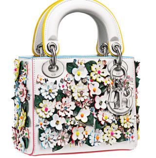 <p>Uno sbocciare di fiori, su questa borsa a due manici, <strong>Dior</strong></p>