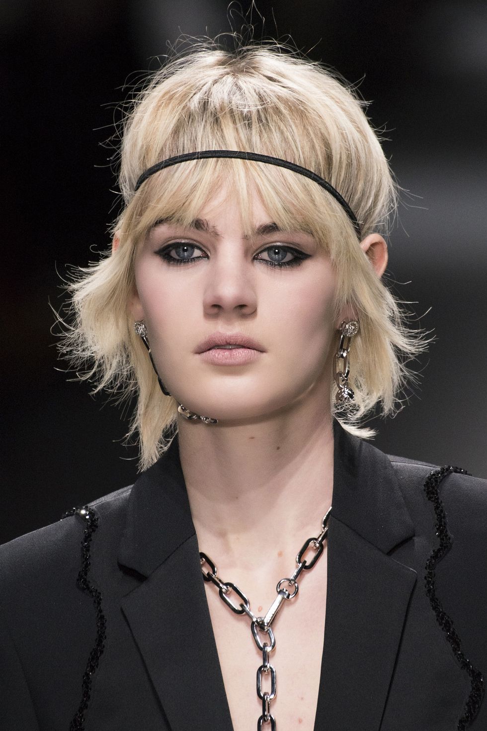 <p>Versace lo integra in un make up decisamente rock, con spessa riga di eyeliner sulla palpebra superiore. </p>