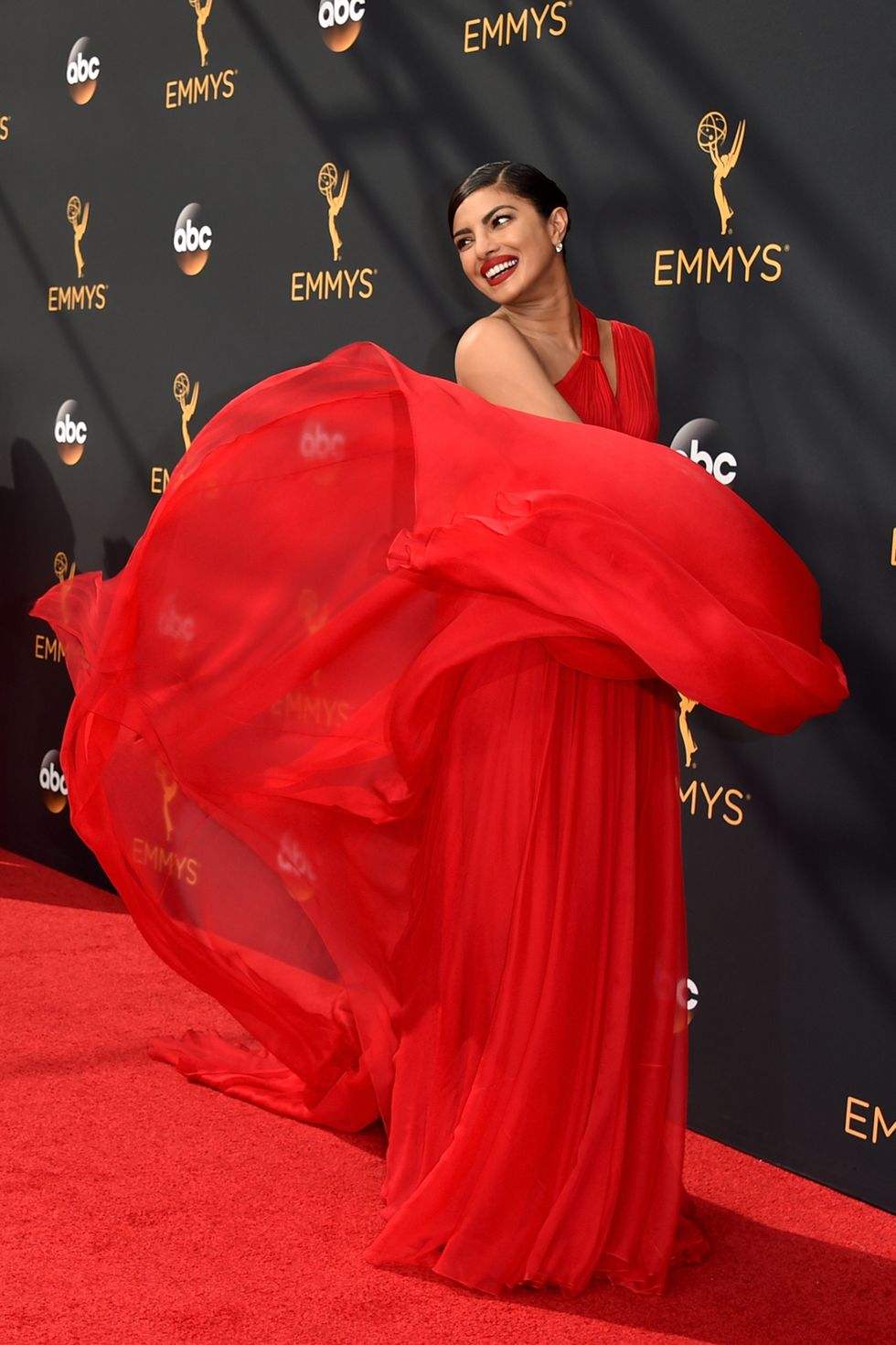 Human, Red, Flooring, Carpet, Fashion, Gown, Lipstick, Red carpet, Stage, Costume, 
