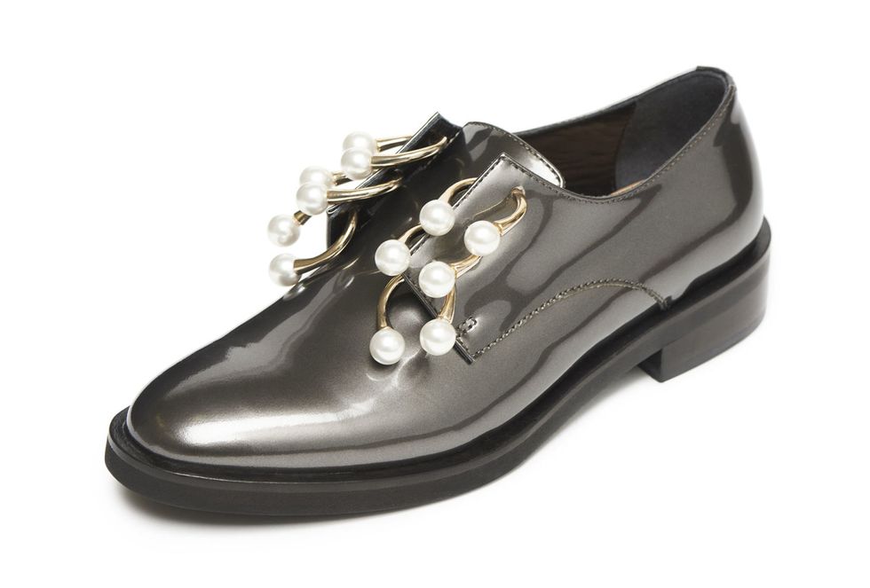 <p>La scarpa derby trasformata in gioiello: in pelle silver con chiusure piercing. L'anello si indossa ai piedi nella <a href="http://www.elle.com/it/moda/borse/g1491/street-style-borse-scarpe-milano-fashion-week/">primavera estate 2017</a> di Coliac.</p>