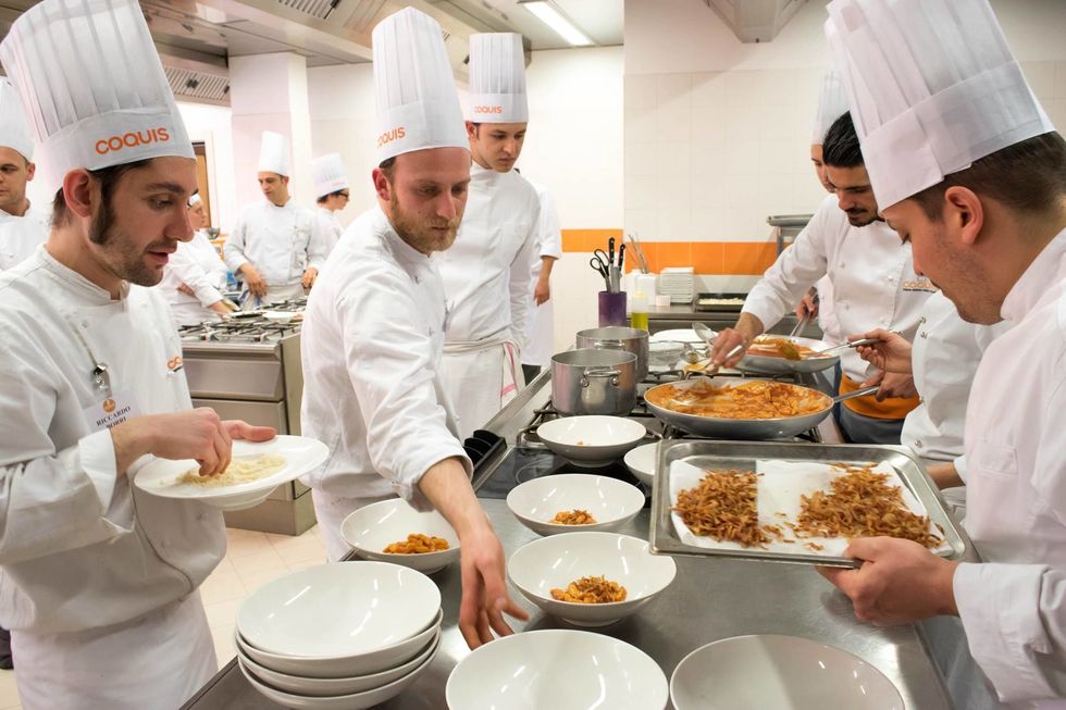 <p>Sono diverse le scuole di cucina presenti nella Capitale, ma a Roma <strong>Coquis Ateneo della Cucina Italiana</strong> (<em>coquis.it</em>) è un'istituzione: nato dall'iniziativa dei fratelli Troiani, l'Ateneo offre corsi professionali di cucina, pasticceria, pizza, sala e management per formare i migliori professionisti del settore. Secondo Food&Wine questo istituto, che collabora anche con l'Università degli Studi di Roma Tor Vergata, è tra le migliori 10 scuole di cucina al mondo.</p>