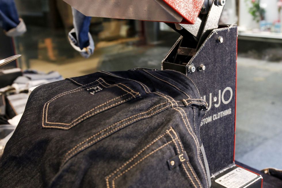 <p>In cosa consiste Younique? Semplice, il negozio Liu Jo di Corso Buenos Aires si trasforma in un laboratorio artigianale dove una volta scelto il modello di jeans, potete scegliere di costumizzarlo e renderlo unico.</p>