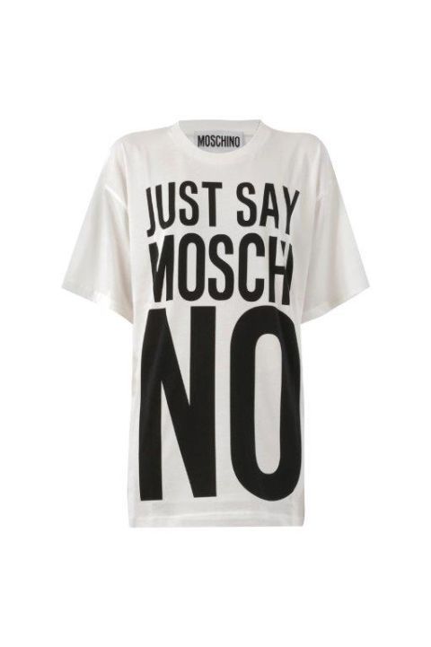 <p>T-shirt a maniche corte con scritta della capsule collection drug & medicine di Moschino. Prezzo: 148,00 euro</p>