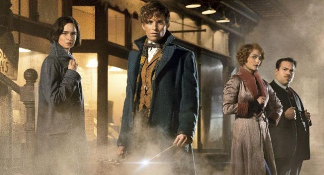 <p>Il 17 novembre uscirà nelle sale italiane uno spin off di Harry Potter, <em>Animali fantastici e dove trovarli</em>, interpretato da <a href="http://www.elle.com/it/magazine/personaggi/a987/eddie-redmayne-papa-di-una-bambina/">Eddie Redmayne</a>. Il film è tratto dall'omonimo romanzo di J.K. Rowling. </p>