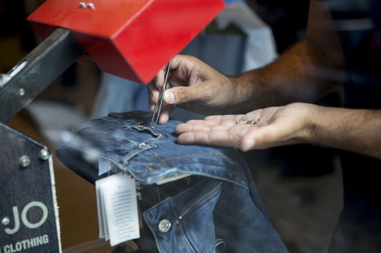 <p>Una volta scelte le applicazioni e le modifiche sul proprio jeans nuovo, sotto le mani di artigiani specializzati, la tela denim si trasformerà in un'opera d'arte pronta ad essere sfoggiata al prossimo evento fashion.</p>