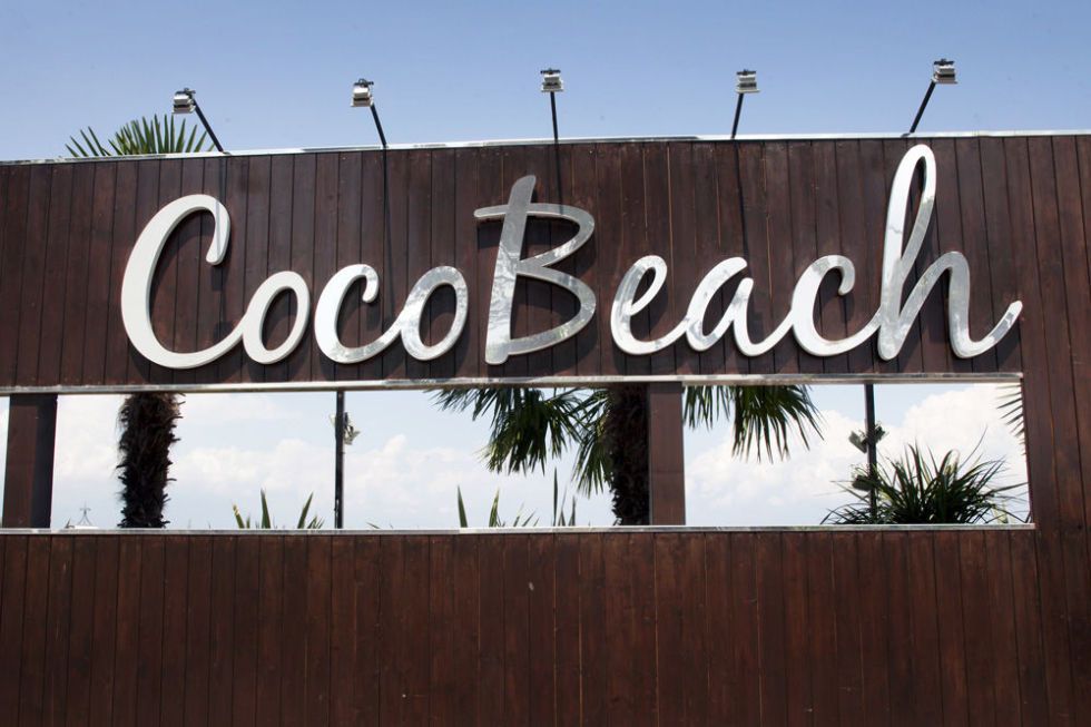 <p><i>Di giorno ci si riposa sulla spiaggia, </i>di notte si balla! Coco Beach, via Catullo 5, Lonato del Garda.</p>