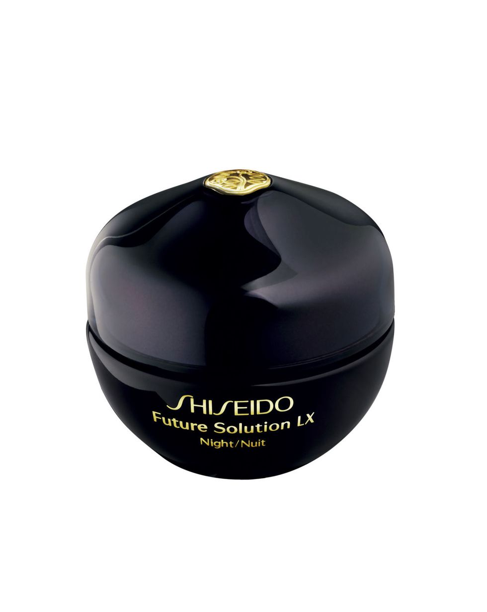 <p>Idrata, protegge la pelle da raggi Uv e riduce le rughe: Future Solution Lx giorno, <strong>Shiseido</strong> (euro 35).</p>